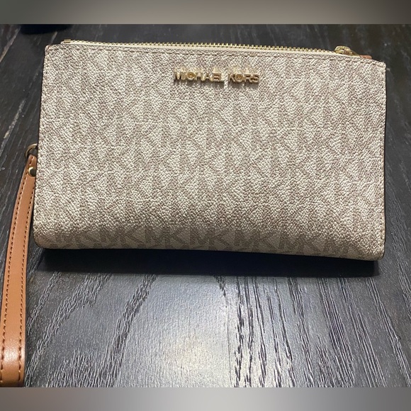 Michael Kors Smartphone Wristlet Wallet - Picture 3 of 10